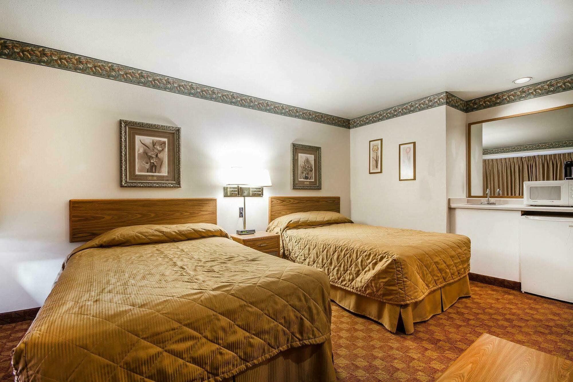 Rodeway Inn & Suites Madison East Екстериор снимка