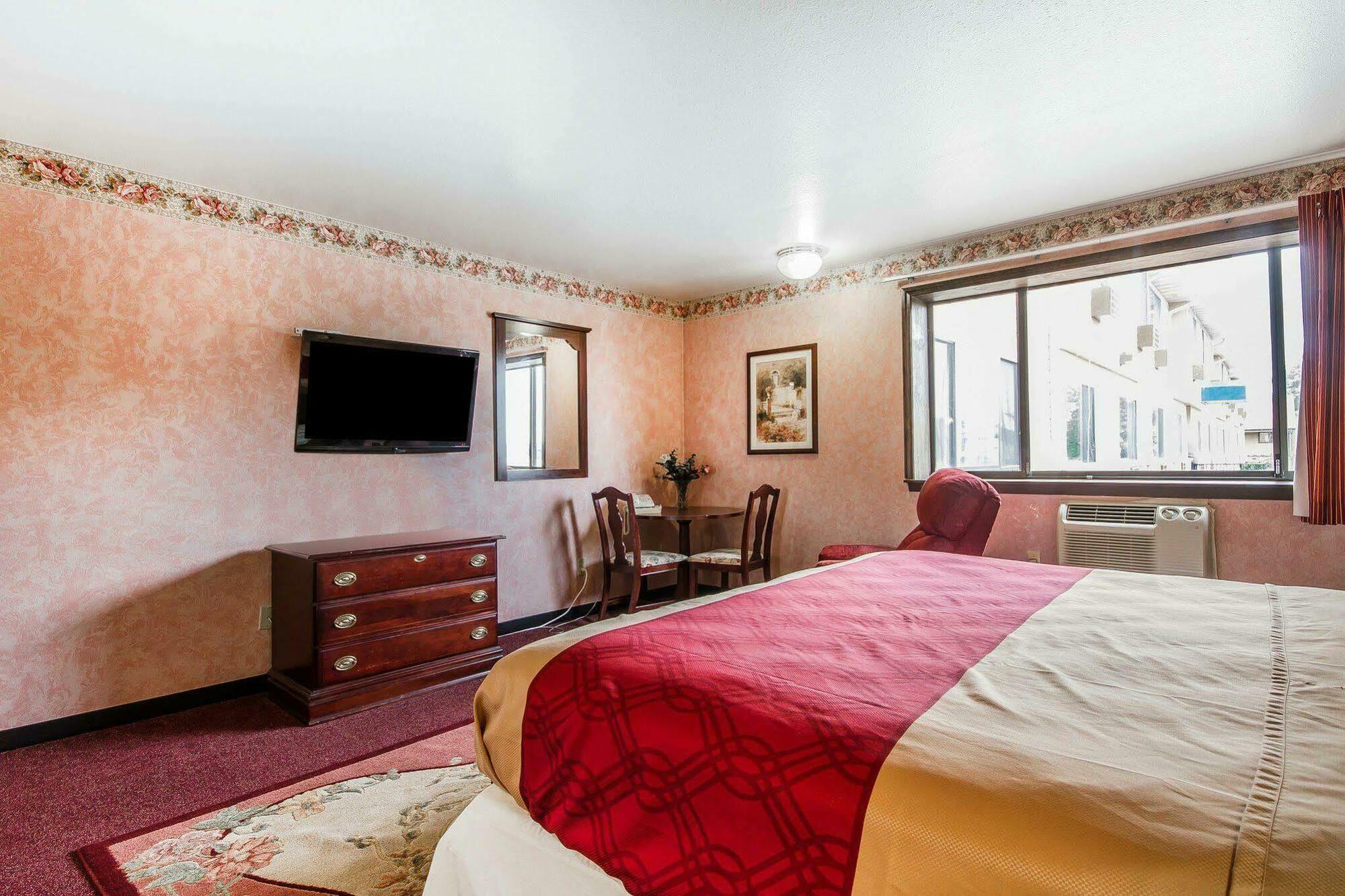 Rodeway Inn & Suites Madison East Екстериор снимка