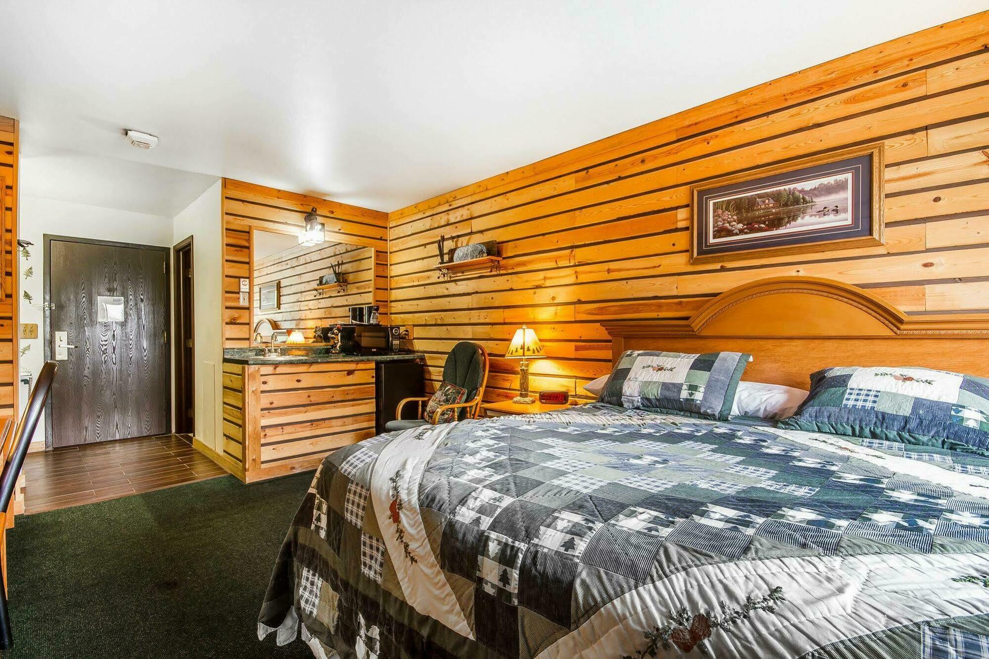 Rodeway Inn & Suites Madison East Екстериор снимка
