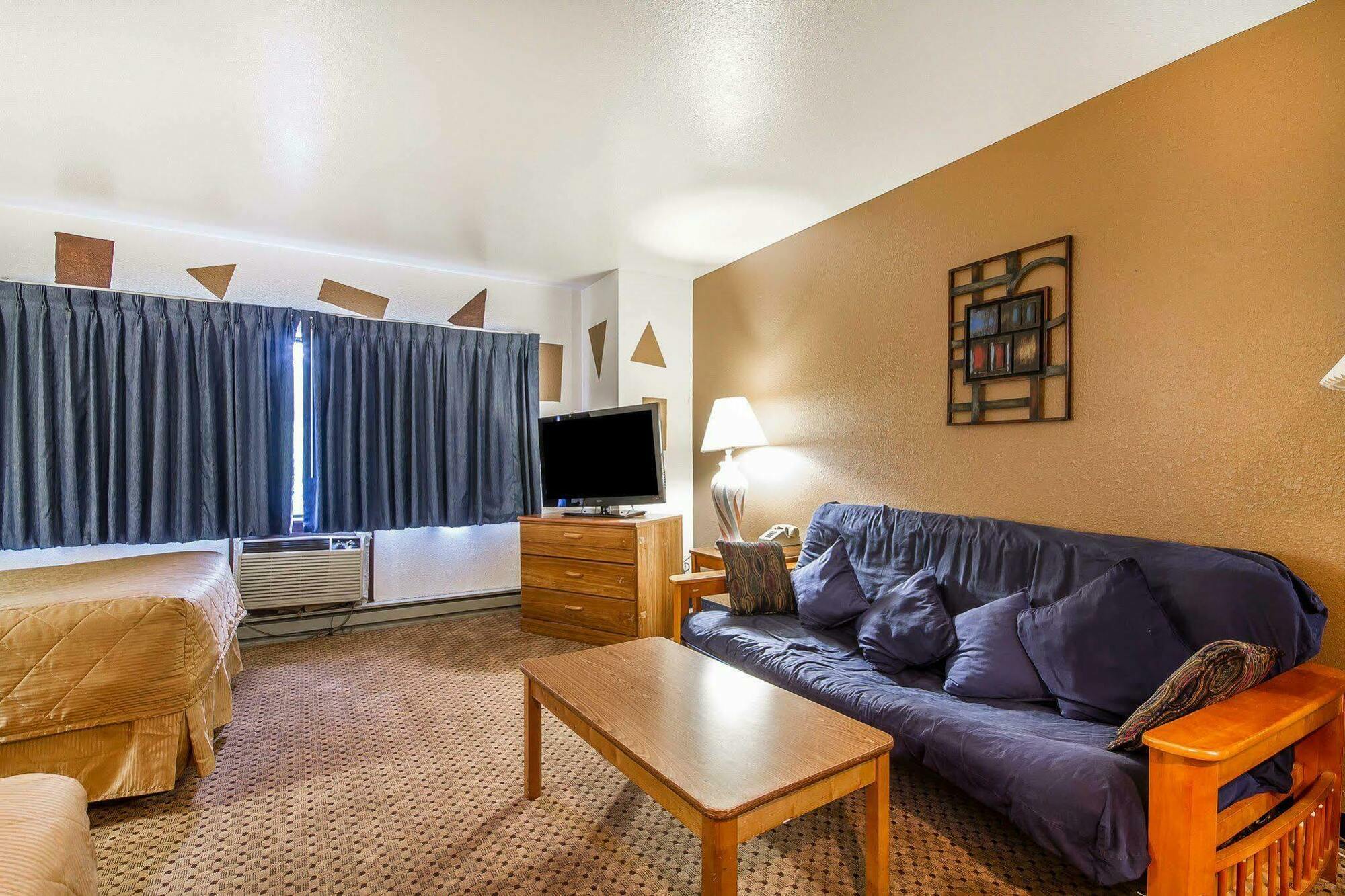 Rodeway Inn & Suites Madison East Екстериор снимка